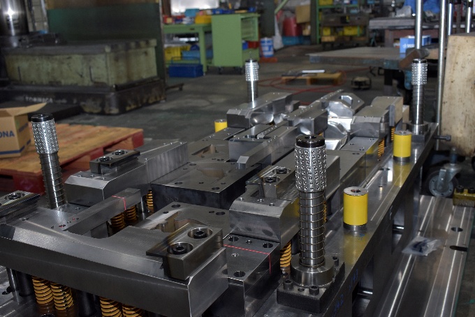 順送型の工程設計と最適化に対応する設計ワークスペース